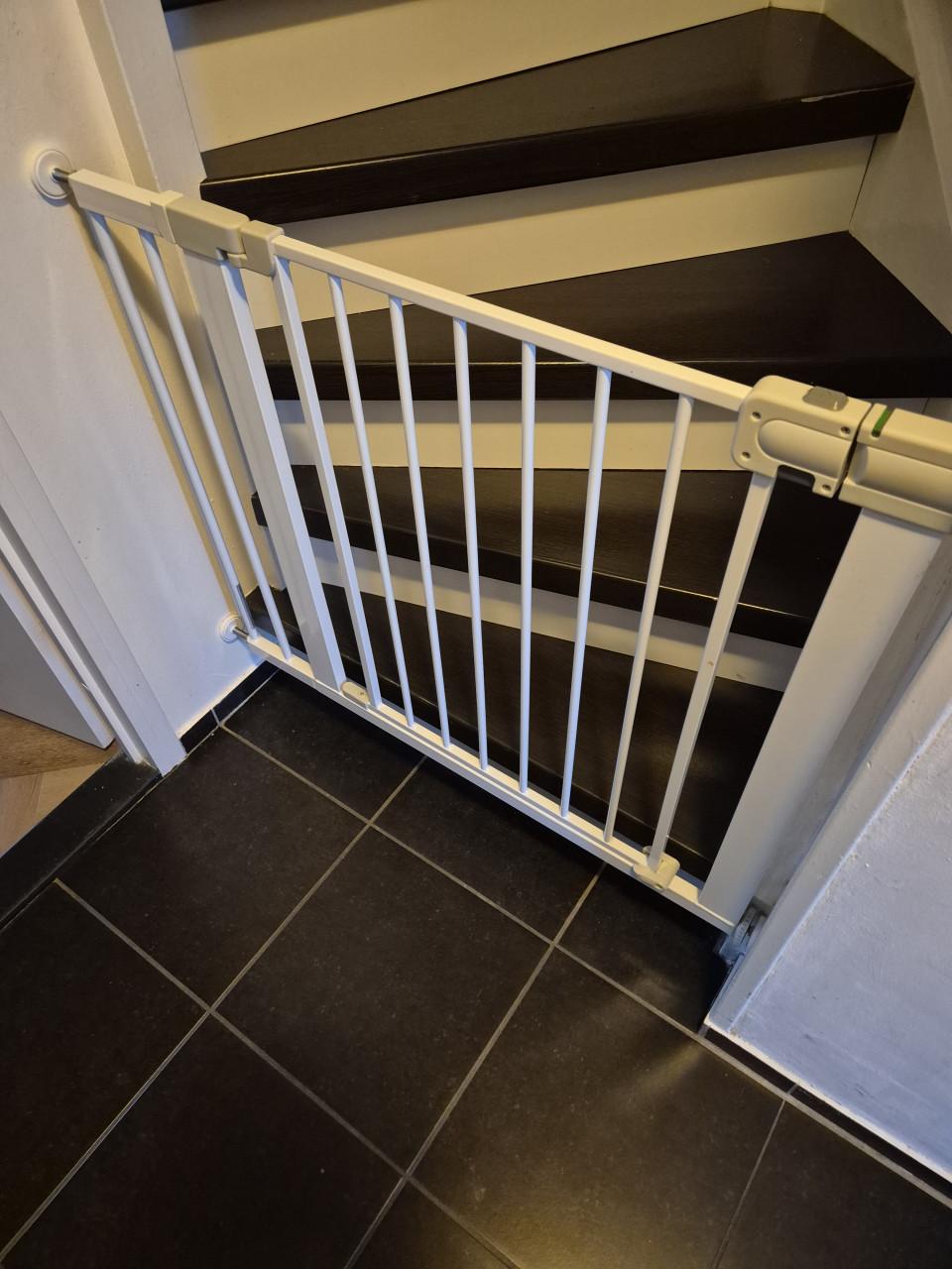 Wit staal traphekje.