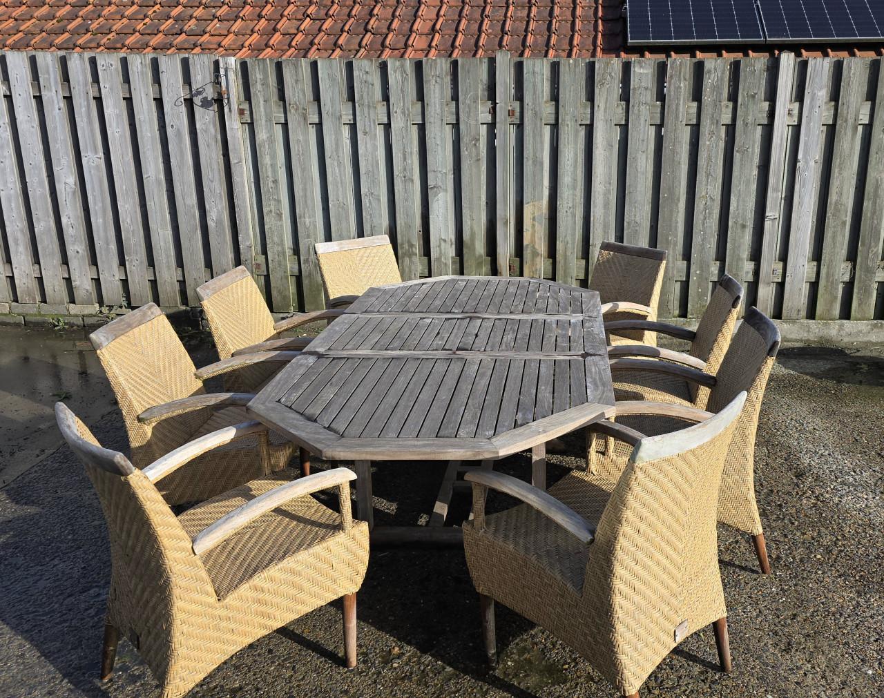 Mooi tuinset met 8 stoelen