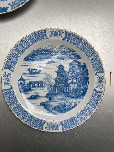 Twee grote porseleinen schotels blauw-wit - Chinees
