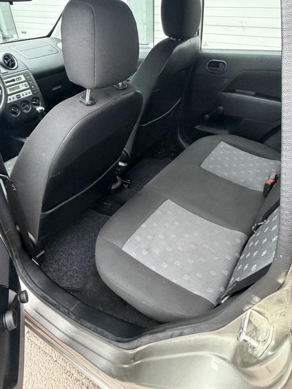 Ford Fiesta 1.3i Ambiente 5 deus ! ! !