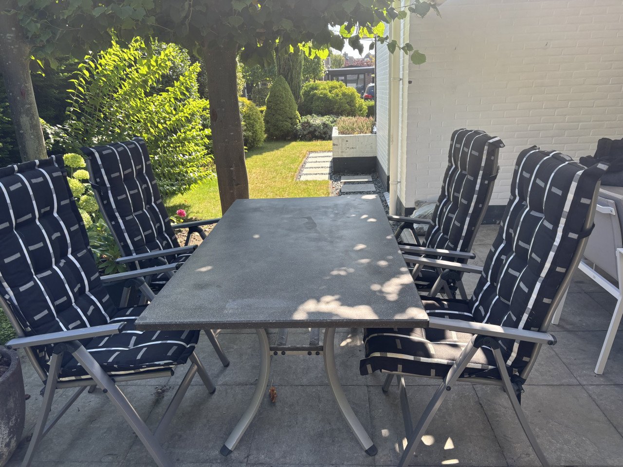 Tuintafel met stoelen en kussens