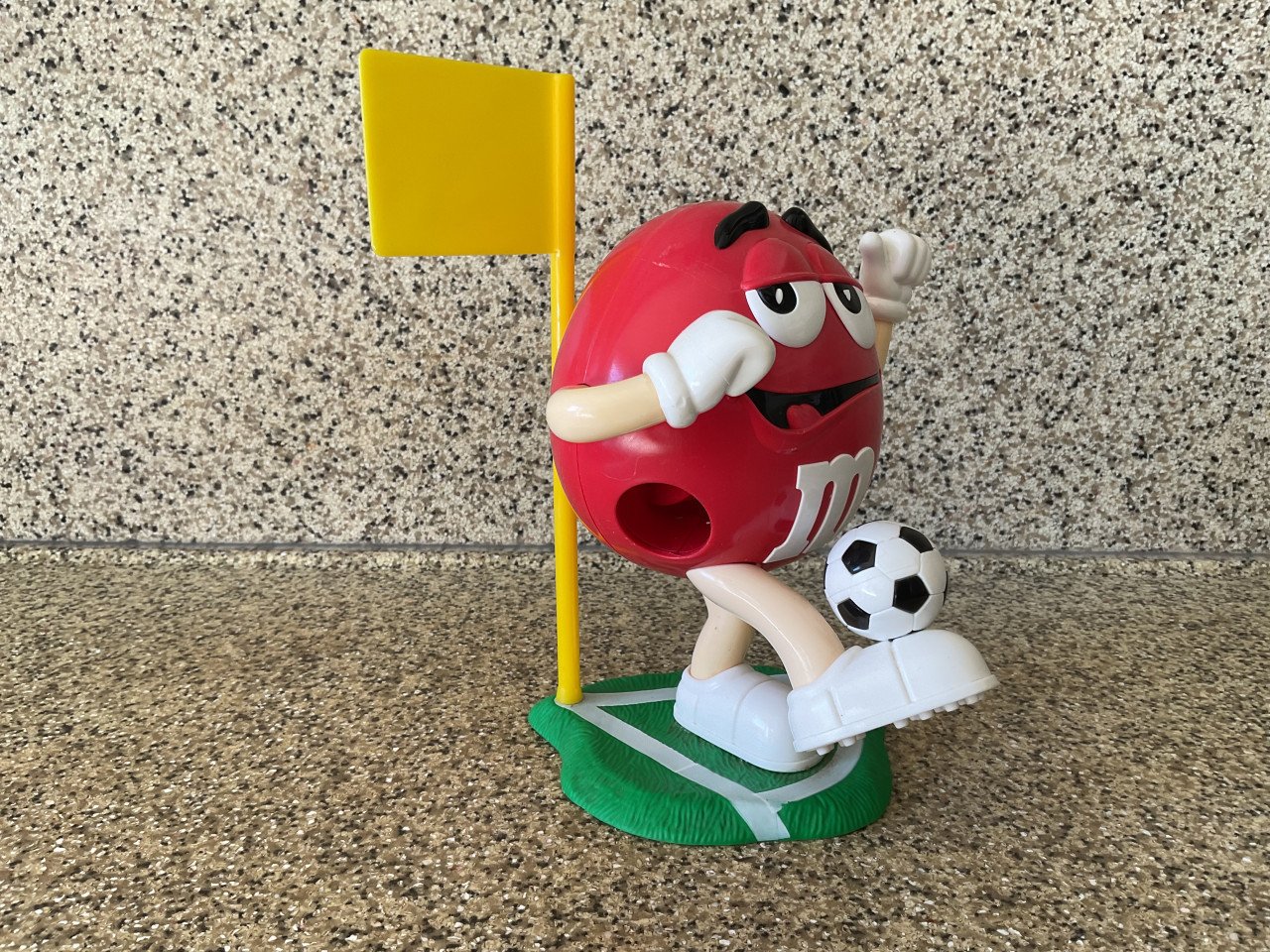 M&M snoep dispencer.     (Klein).