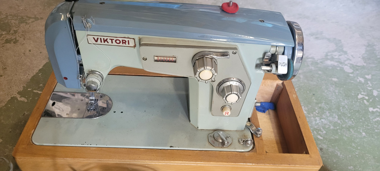 Vintage naaimachine in koffer