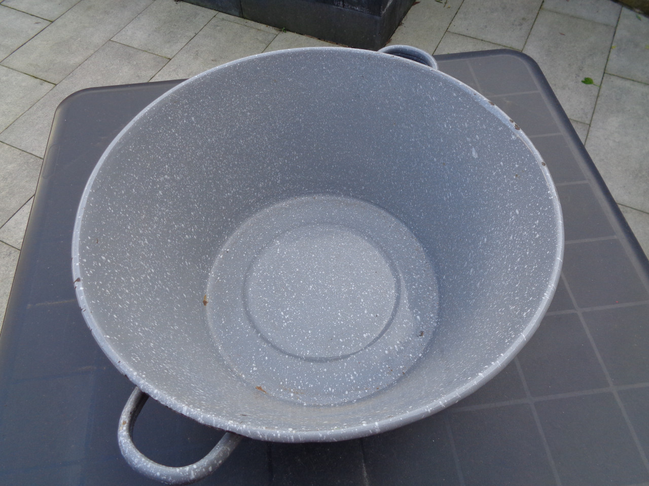 Gewolkt wasbekken.