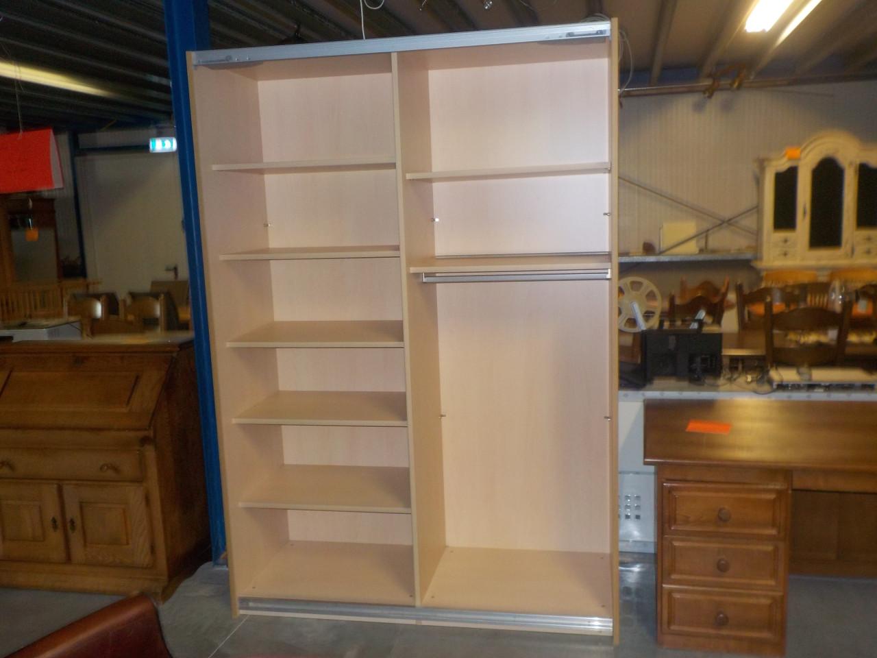 Mooie kwaliteit met 2  schuifdeuren  hoge kleerkast in vrijwel nieuw staat