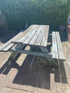 Oude picknicktafel met doorgezakte poot, gratis af te halen