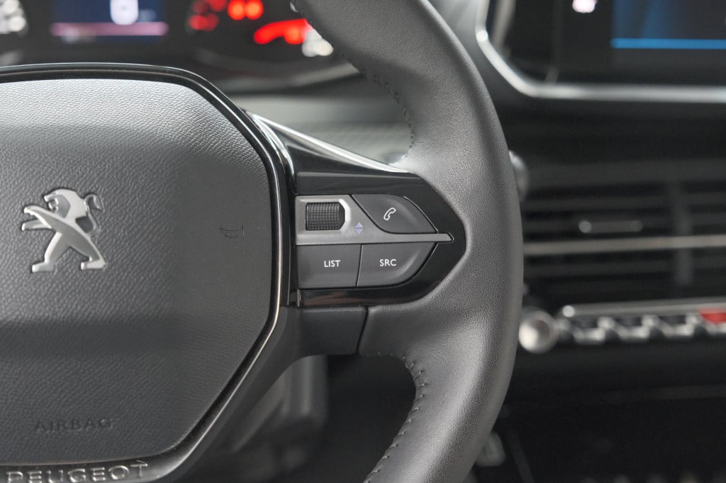 Peugeot 208 puretech 100 allure pack | camera | apple carplay | stoelverwar