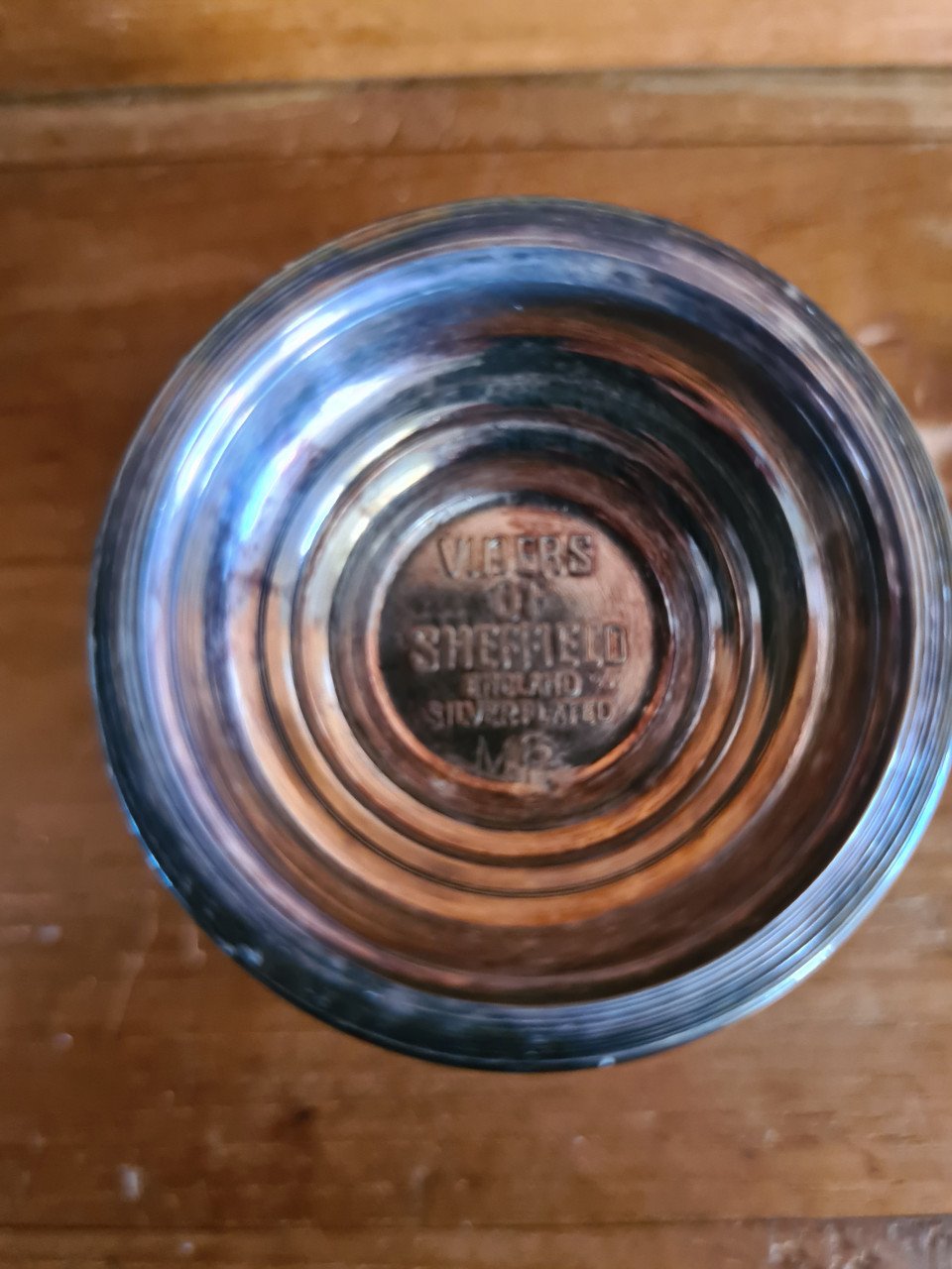 Een zilveren lepelvaasje of mini wijnkoeler van Viners of Sheffield