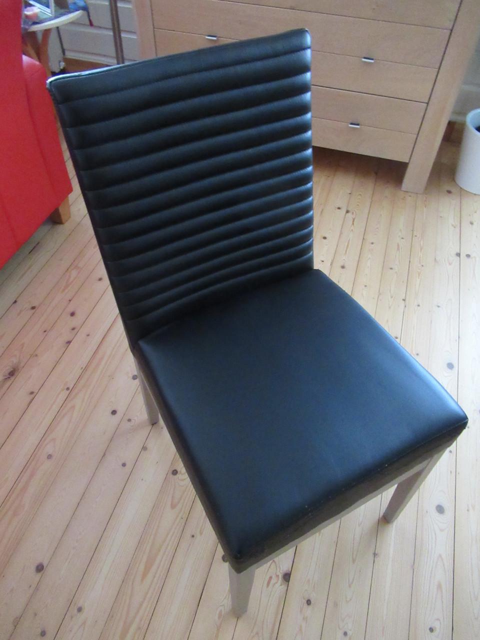 4 Eetkamerstoelen, zwart kunstleer, eiken poten, i.z.g.st.