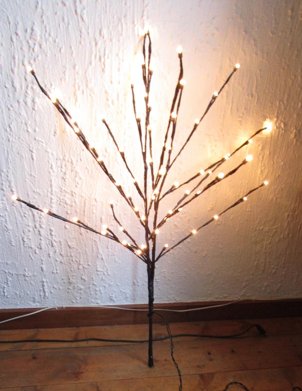 Kerstboompje +Tak met standaard Led. voor bosje bloemen.