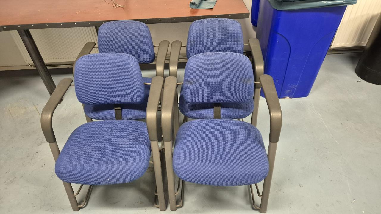 Gratis 4 blauwe kantoorstoelen met stalen frame