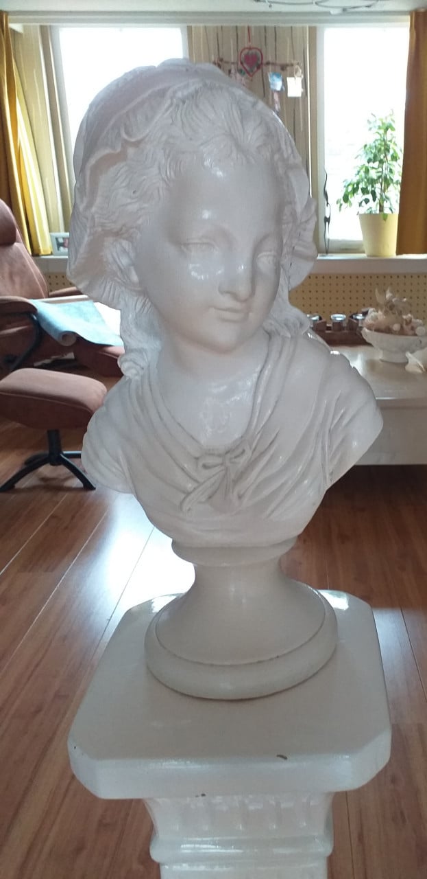 Borstbeeld vrouw op console