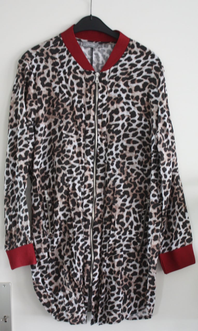 Vestje rode acenten en panterprint maat 2xl-44