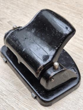 Oude zwarte perforator