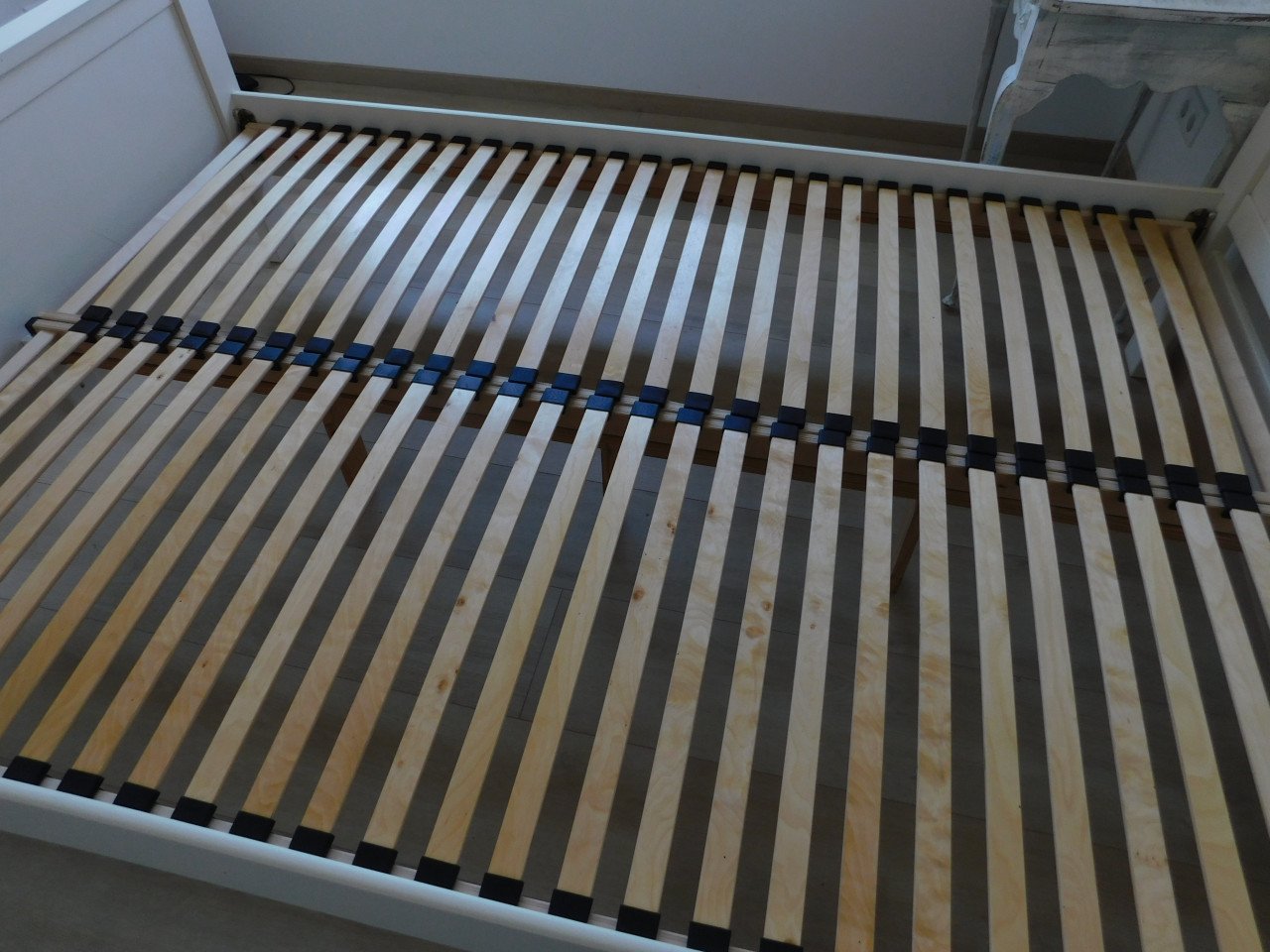 Ombouw twee persoons bed met bijbehorende lattenbodem.