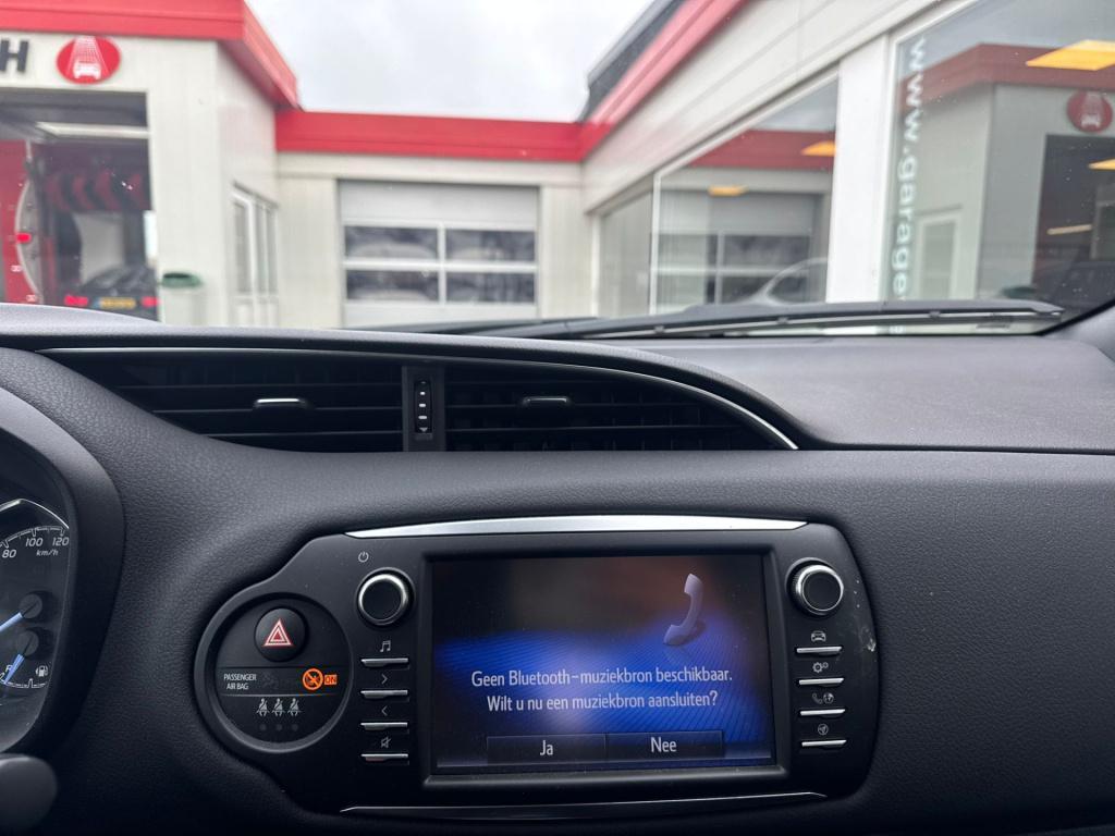 Toyota Yaris 1.5 hybrid bi-tone plus