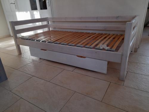 1 persoons bed 90 x 200 met lade ( in goede staat )