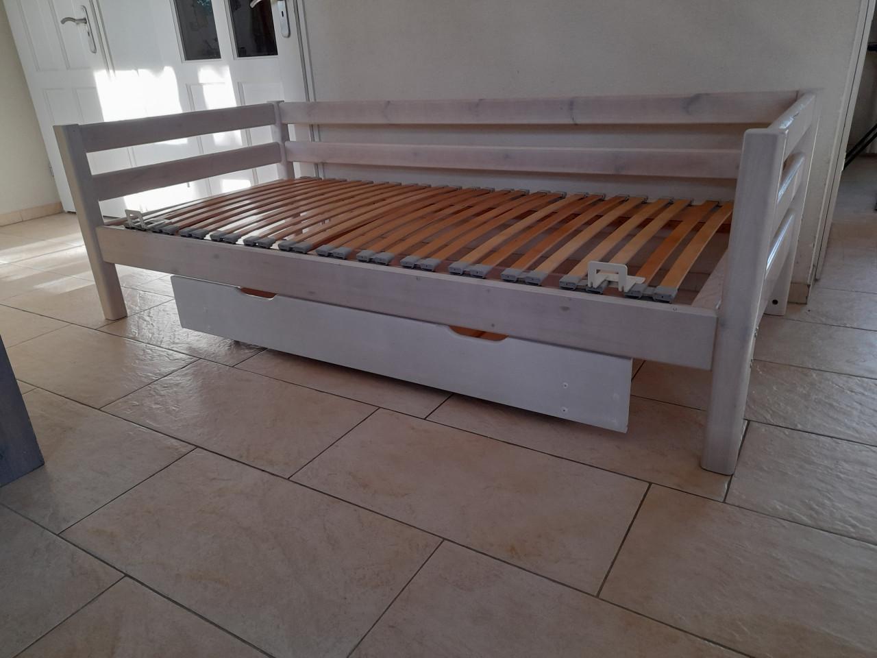 1 persoons bed 90 x 200 met lade ( in goede staat )