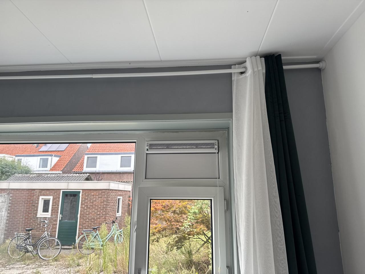 Set van 4 GEON uitschuifbare gordijnroedes (155-266 cm) + gordijnen