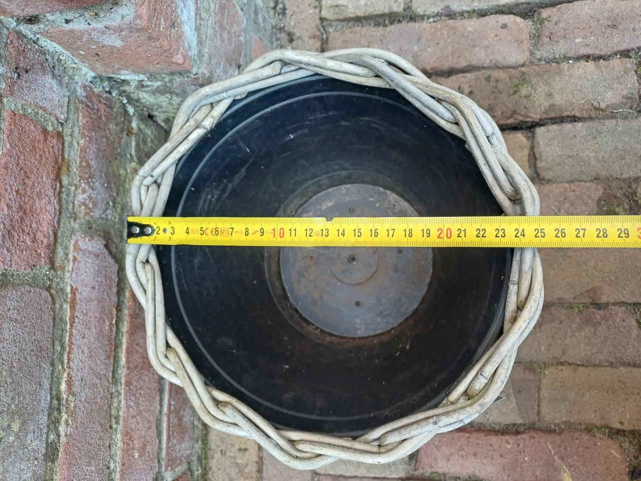 Zorgt voor een warm WELKOM bij voordeur: rotan MAND + VIOLEN