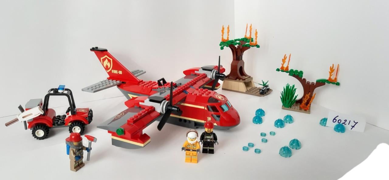 LEGO City 60217: Blusvliegtuig met auto en bomen