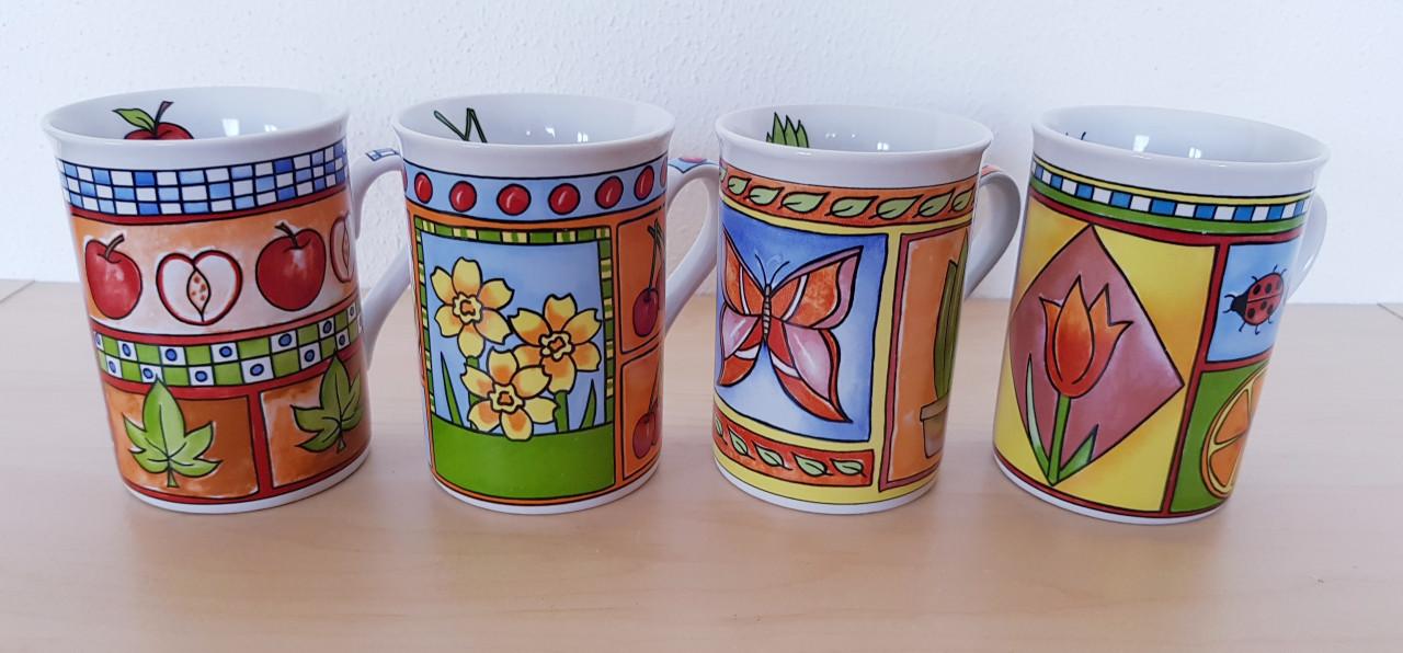 4 kleurrijke porseleinen bekers, 10 cm hoog