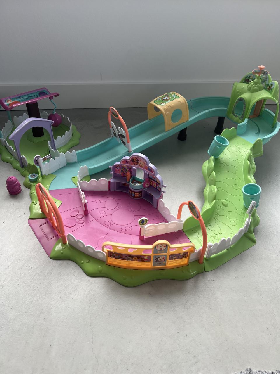 Te koop: Hasbro Furry Fernzies speelstad + Accesoires