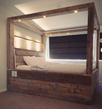 Hemelbed van steigerhout (grote opberglade + verlichting rondom)