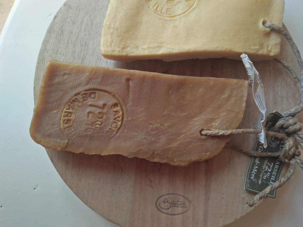 Decoratieve kaasplank met zeep uit Marseille
