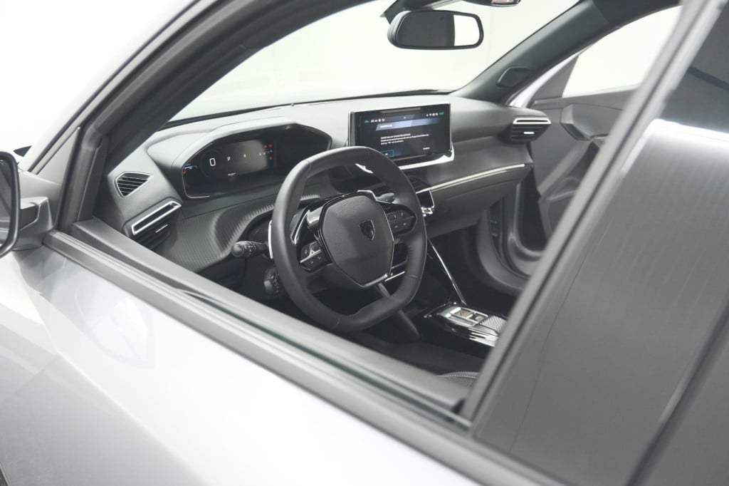 Peugeot 2008 puretech 130 eat8 allure | camera | navigatie | parkeersensore