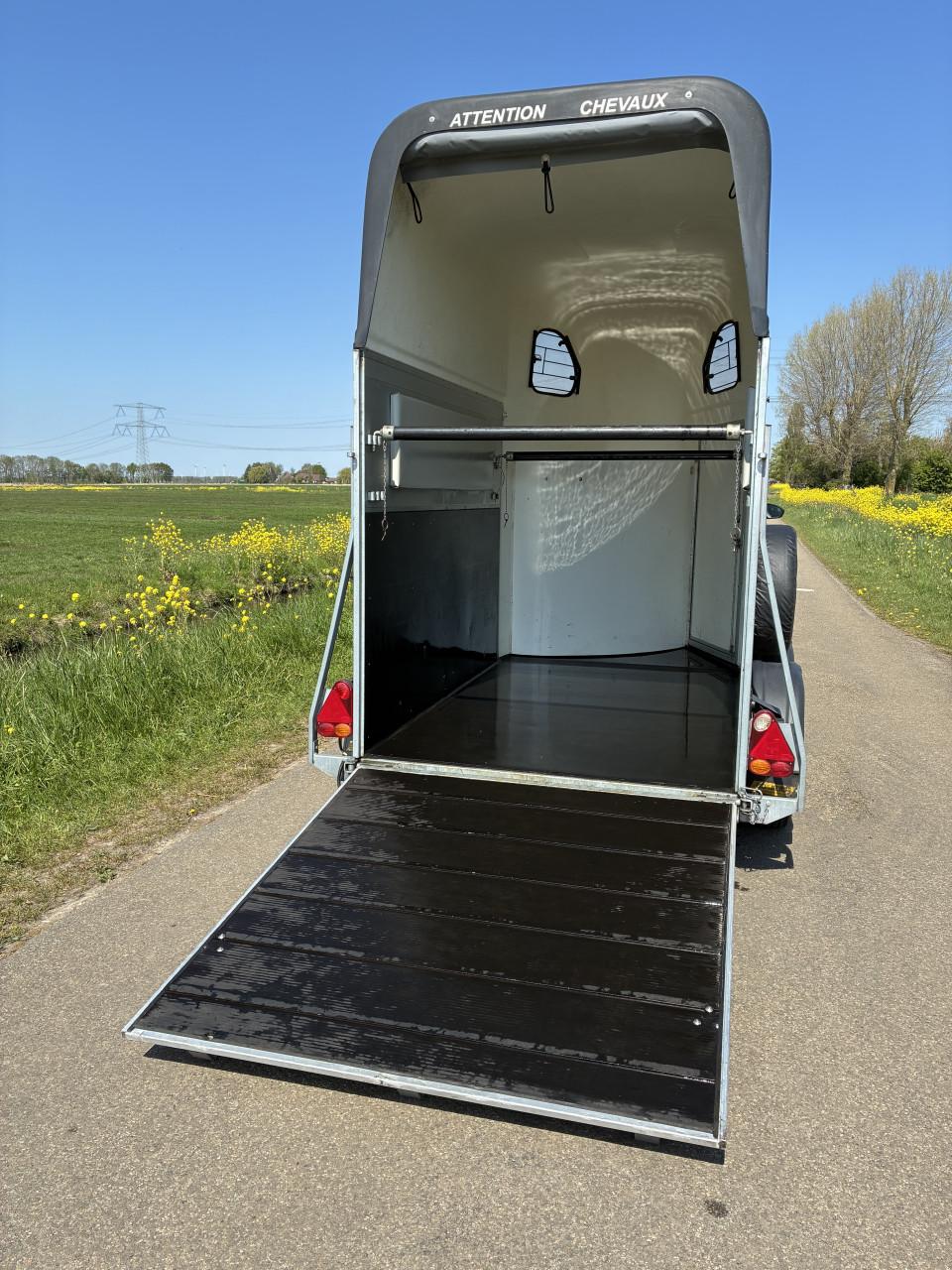 Volledig aluminium Cheval Liberte Gold One met zadelkamer en klep/deur