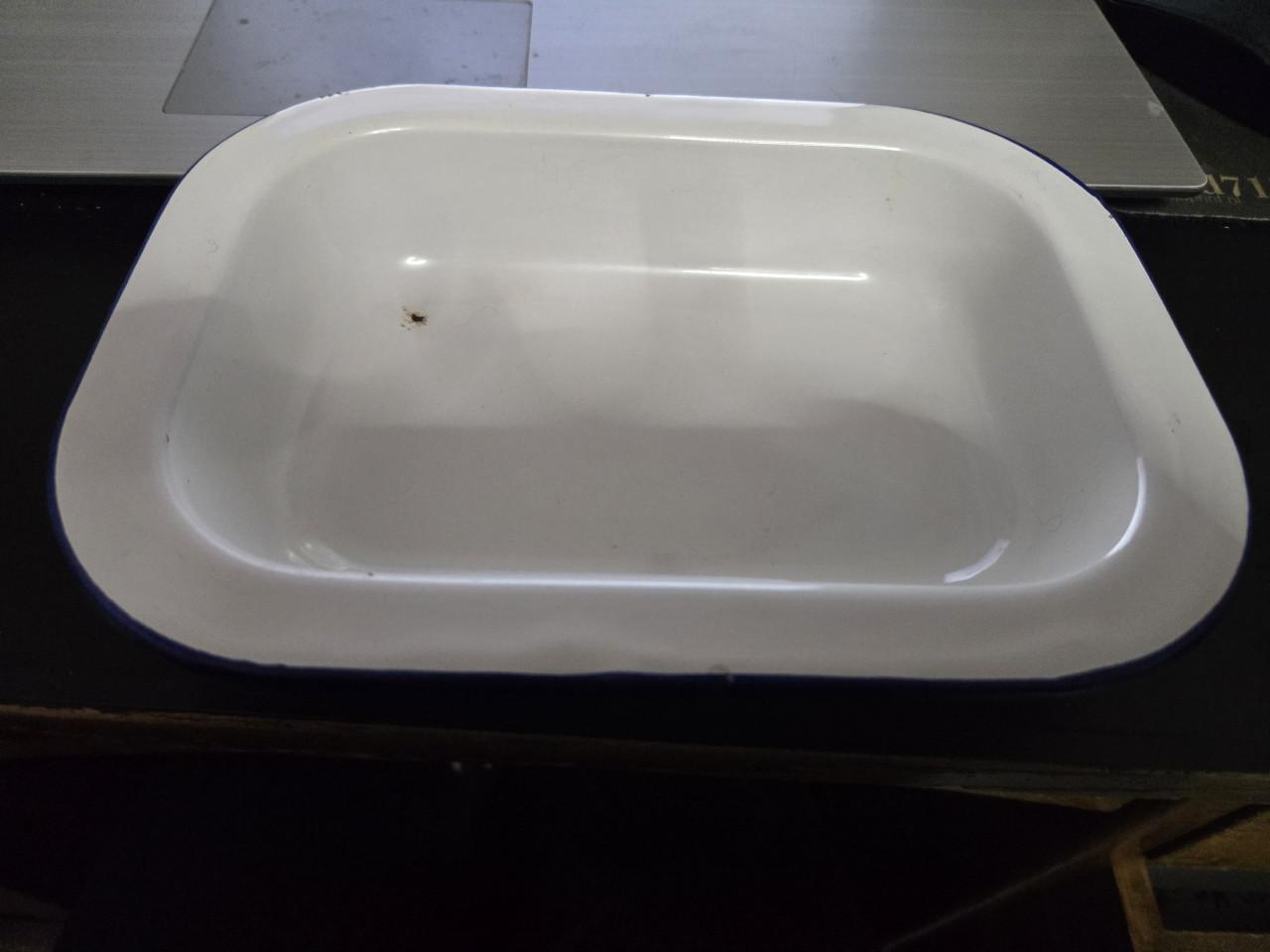 Vintage rechthoekige emaille schaal, wit met een donkerblauwe rand 22 cm