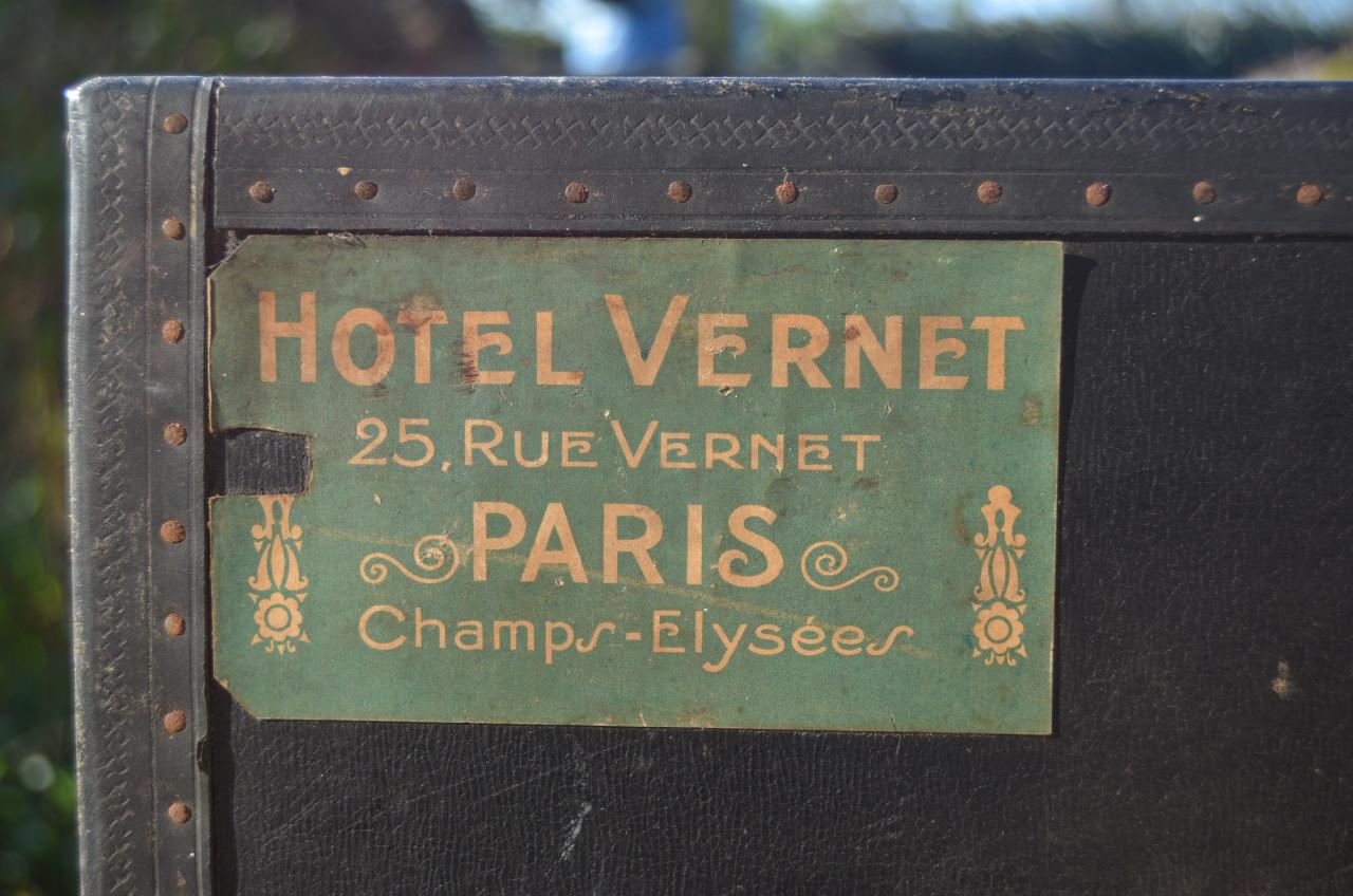 Fraaie antieke (houten?) reiskoffer met goed beslag