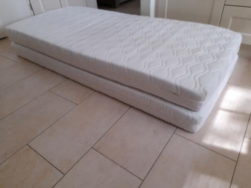 2 x 90 x 200 x 16  Matrassen (in goede schone staat )