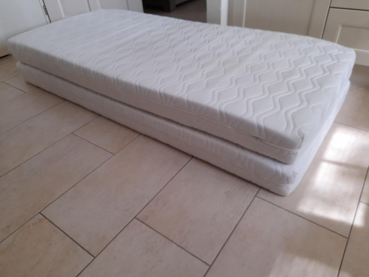 2 x 90 x 200 x 16  Matrassen (in goede schone staat )