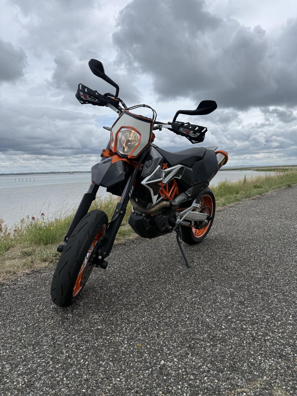 KTM 690 SMC R | 2013 | 23.587 km | Akrapovič | Zeer nette staat
