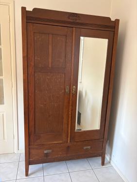 Antieke houten kast met spiegel