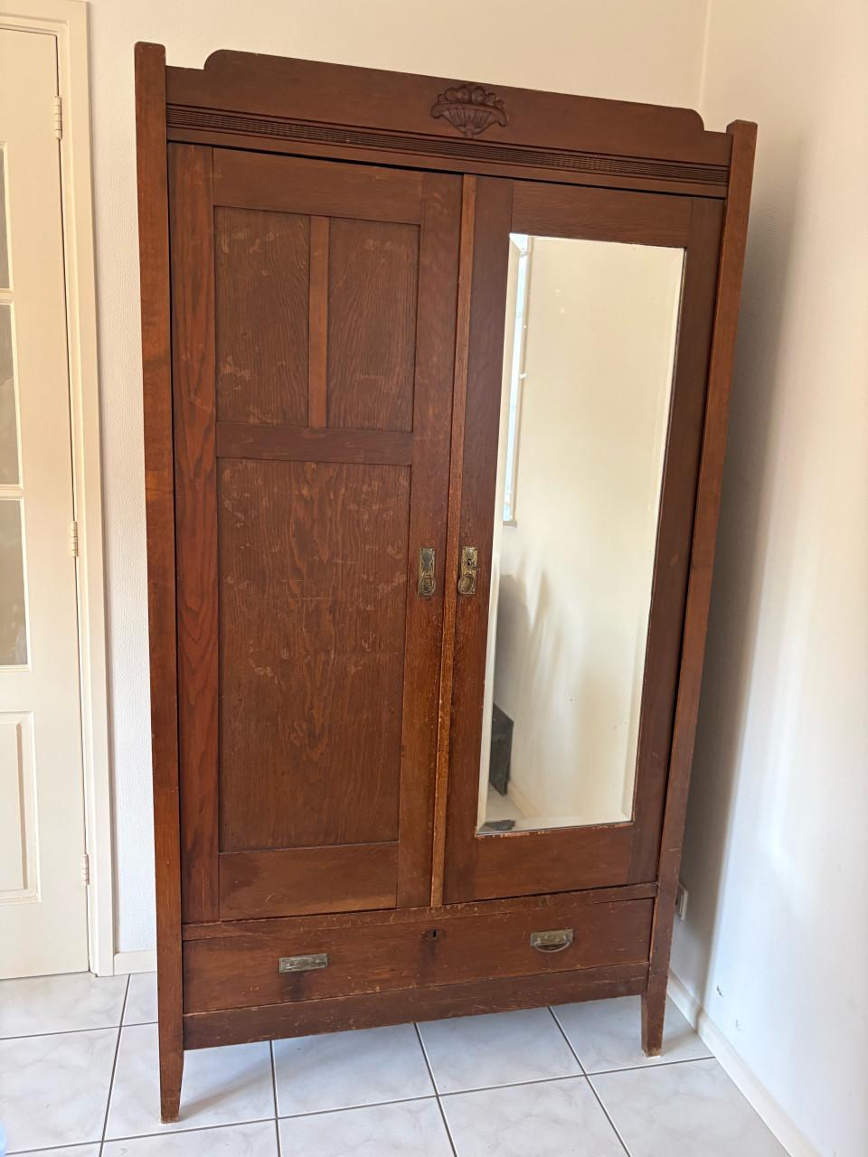 Antieke houten kast met spiegel