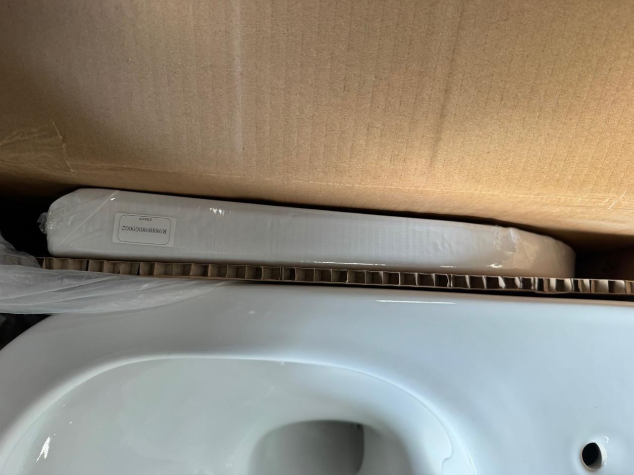 Nieuwe Lara hangend toilet inclusief bril wit in doos