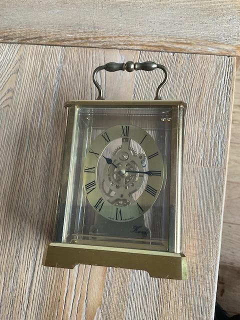 De klok is een vintage KUNDO skeleton carriage clock