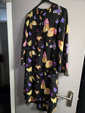 2-delige set met prachtig vlinder design. Lange blouse en rok. Maat S
