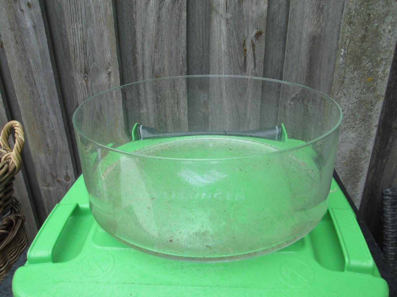 Grote ronde glazen schaal