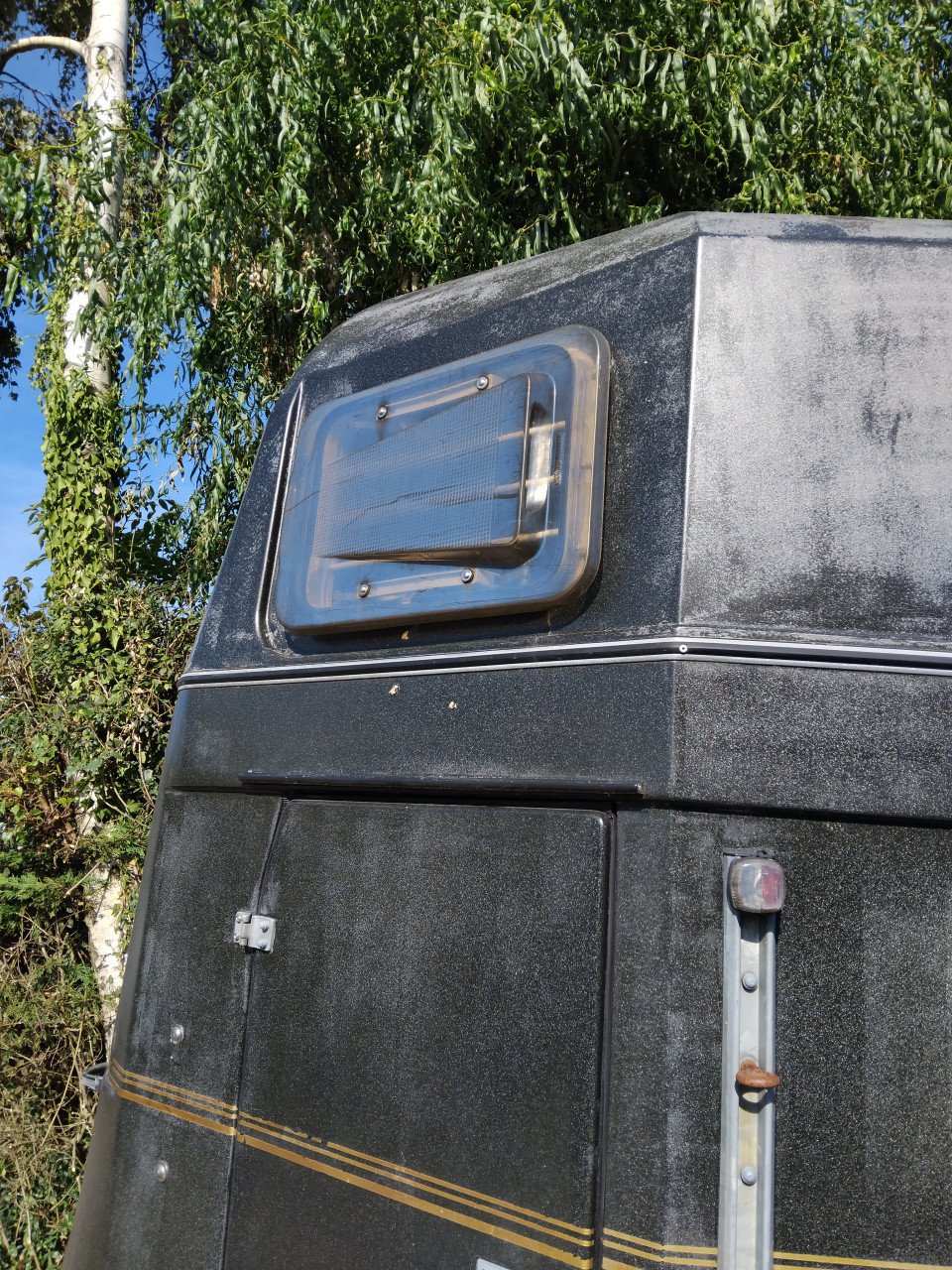 Vol polyester 2 paards trailer  met zadelkamer