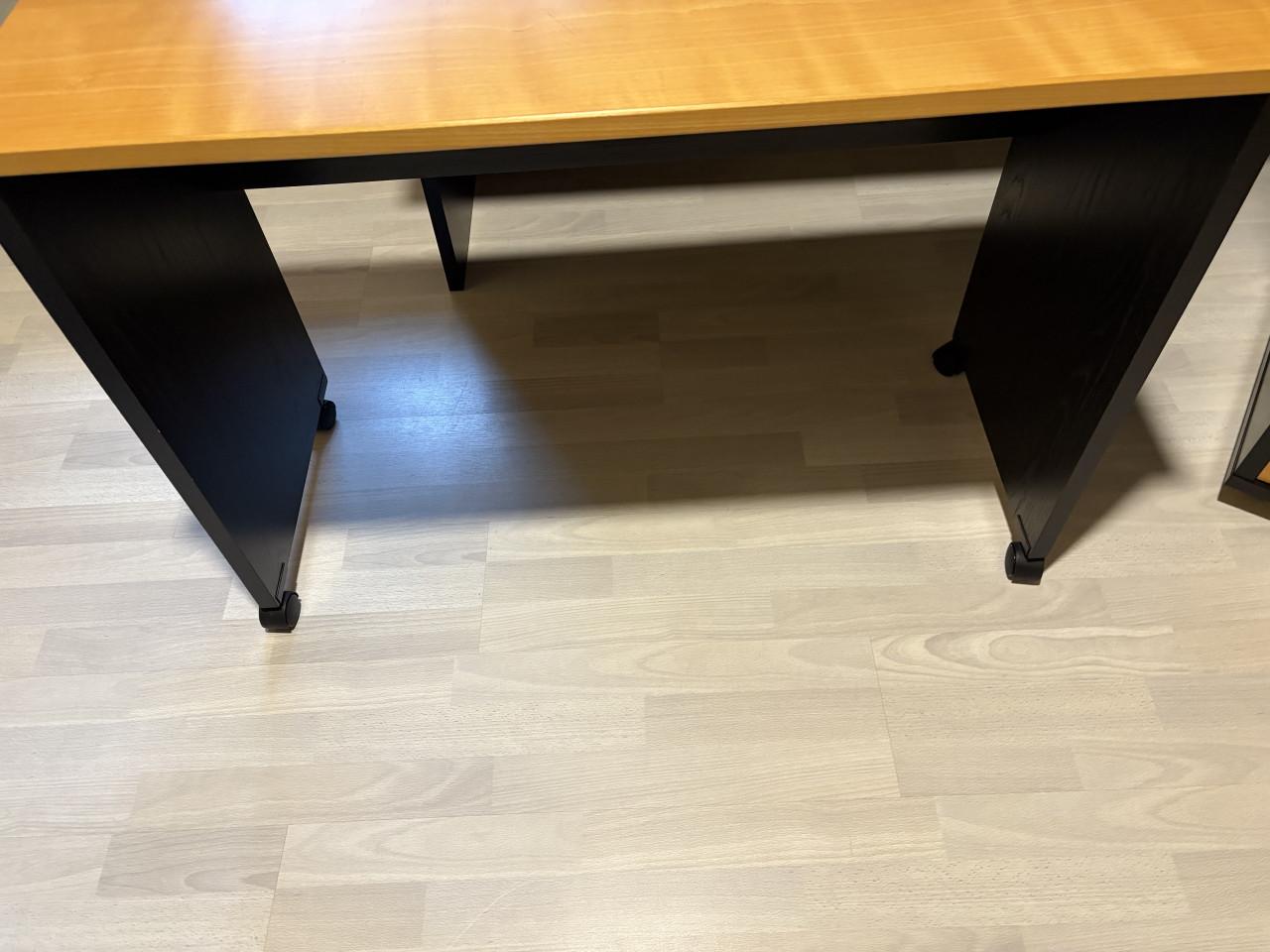 Bureau met lade blok en tafel.