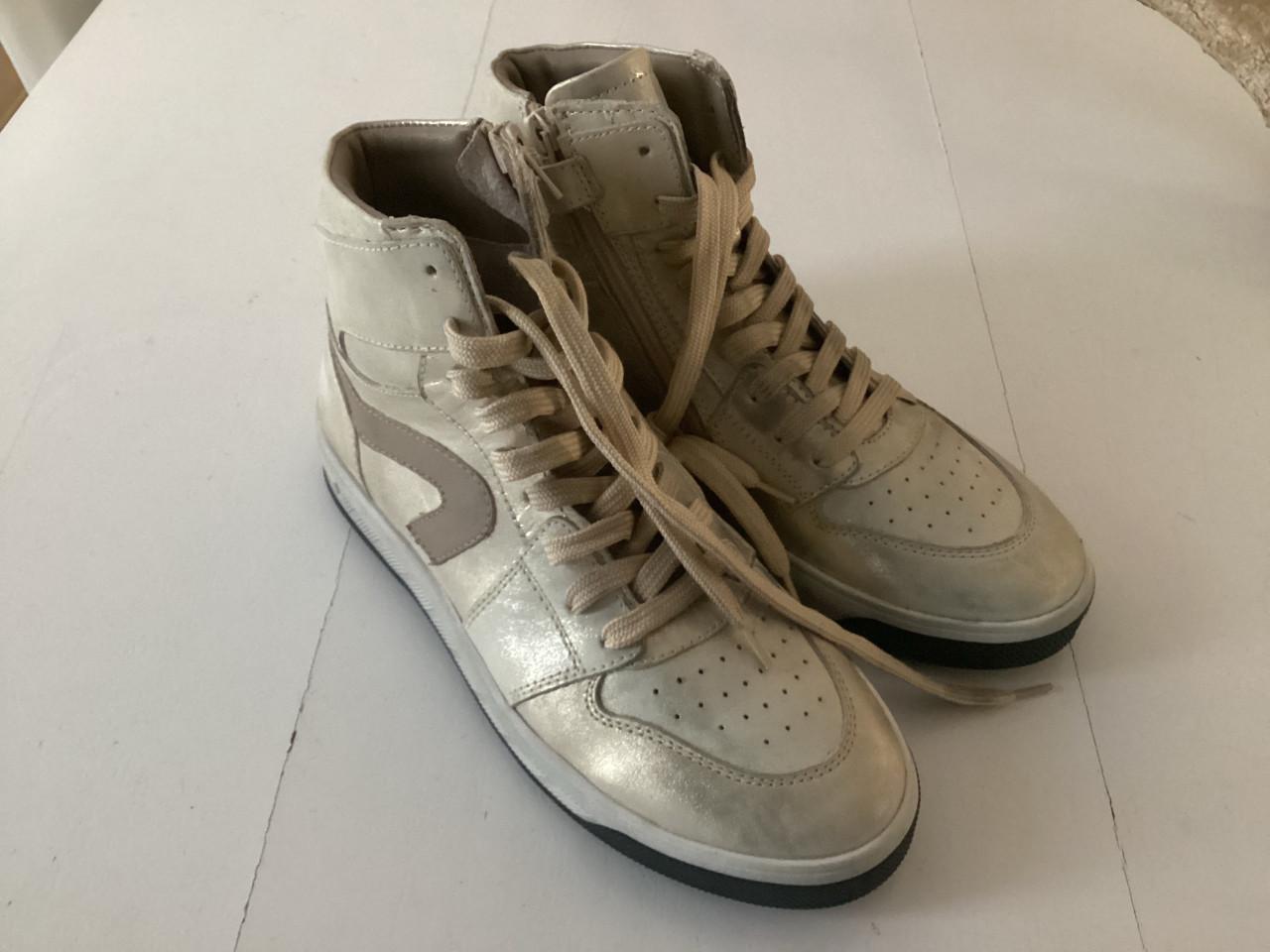 Splinter nieuwe leren sneakers  maat 38 zilver kleur