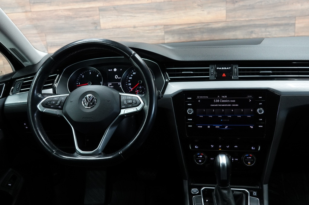 Volkswagen Passat 1.6 tdi | acc | carplay | camera | pdc |