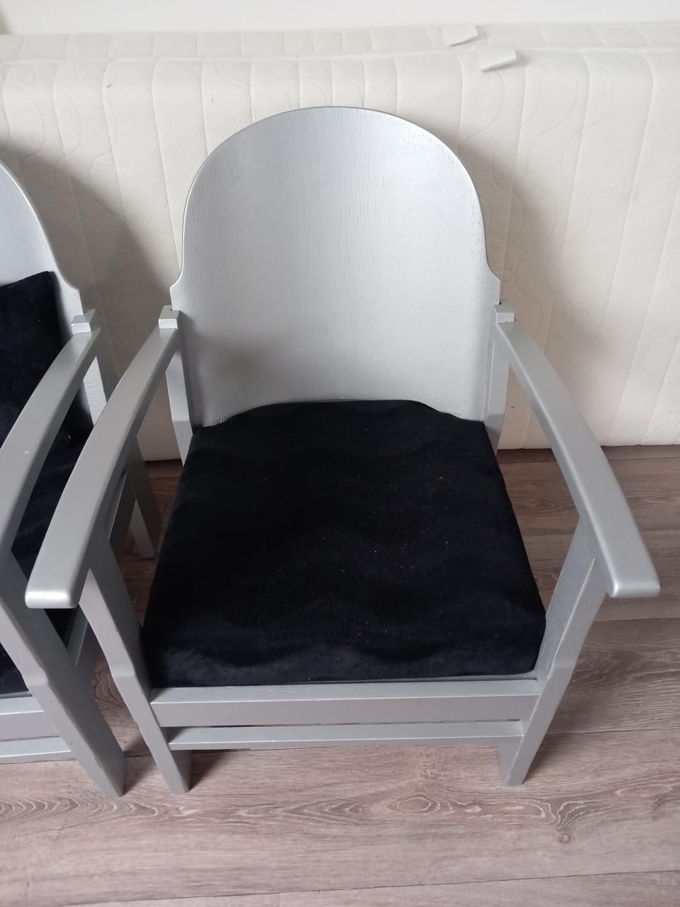 Gratis: 2 houten stoelen