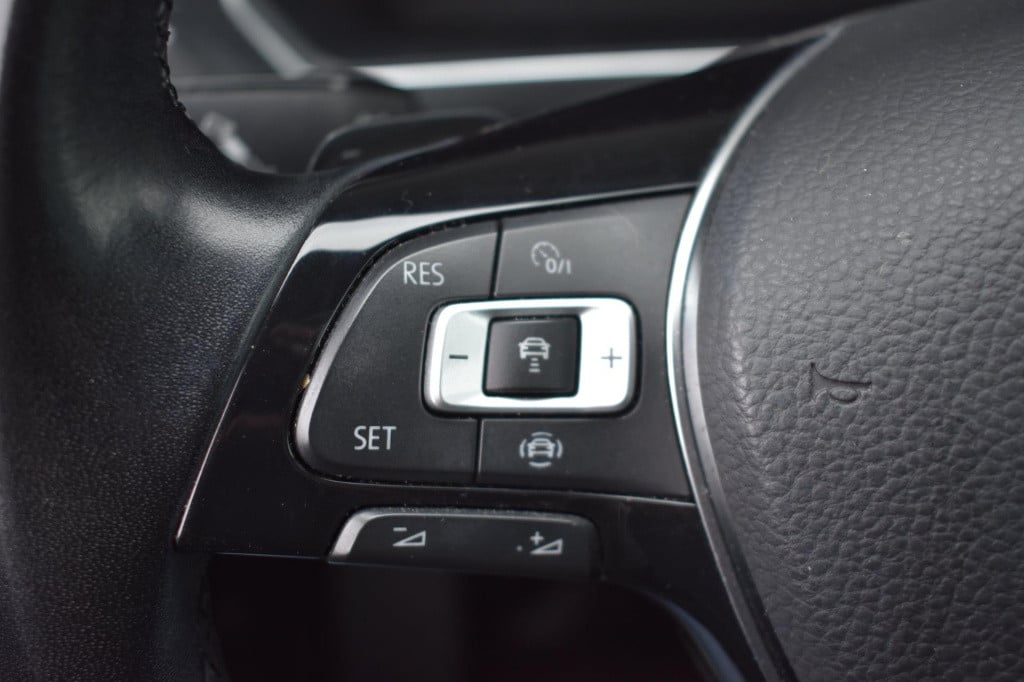 Volkswagen Tiguan 1.5 tsi act r-line | leder | pano | camera | virtual cock