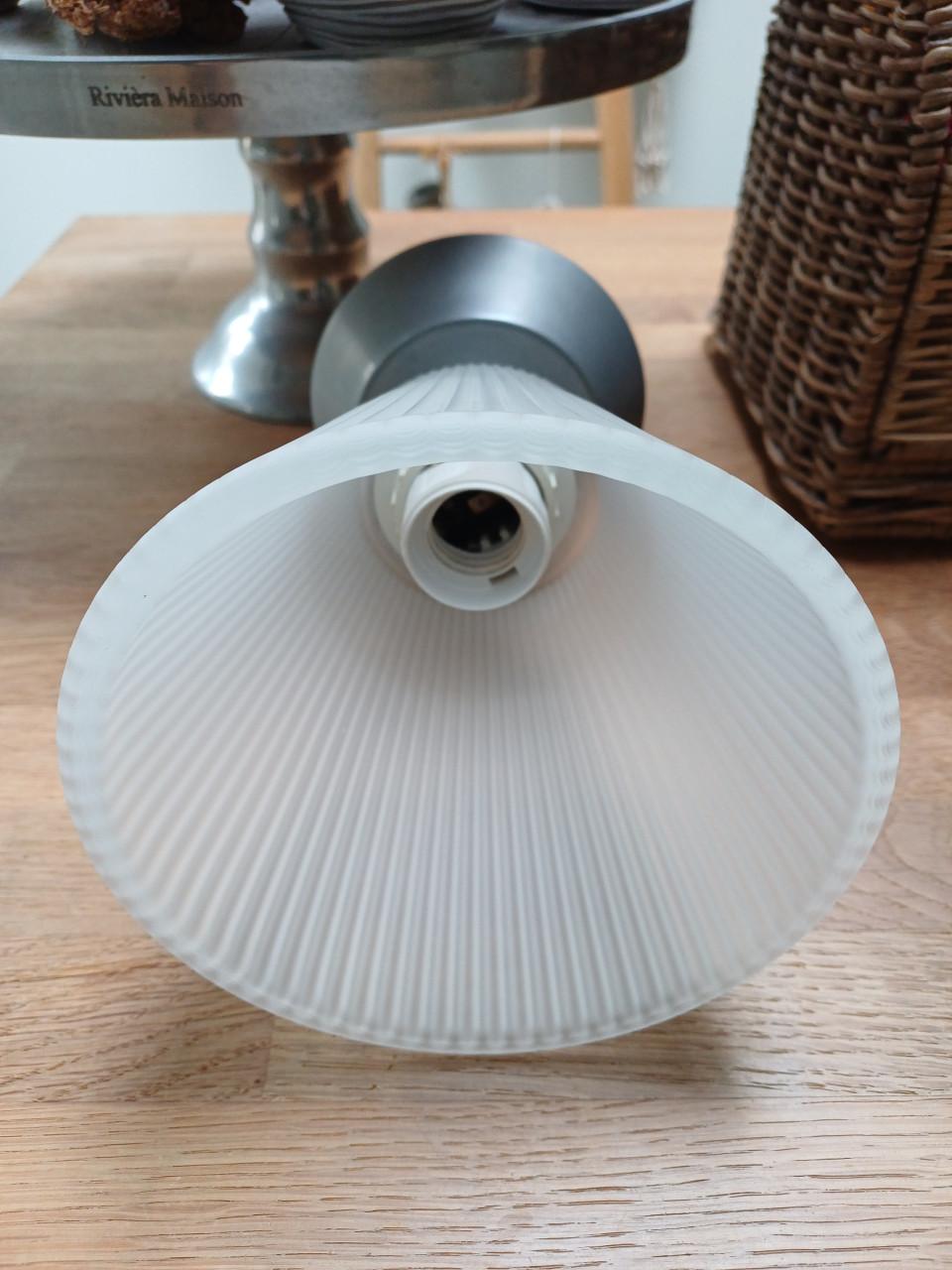 Twee Ikea (plafond)lampen met (geribbeld) wit, glazen kap