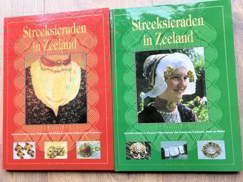 2 boeken Streeksieraden in Zeeland